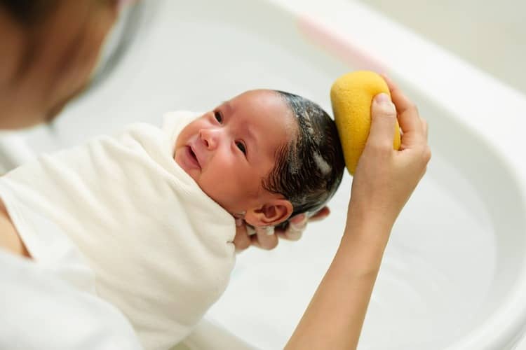 4-week-old baby bathing